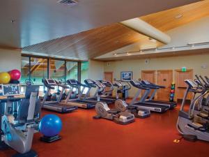un gimnasio con un montón de equipo cardiovascular en Suncadia Trailhead 2 Condo 210 en Cle Elum