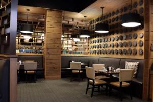 瑞丁希尔顿逸林酒店餐厅或其他用餐的地方