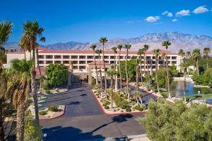 een luchtzicht op een hotel met palmbomen bij DoubleTree by Hilton Golf Resort Palm Springs in Cathedral City