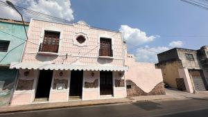 an old building with a hole in the side of it at Hotel Margarita in Mérida