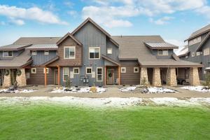a large house with at Great Location Near Pool with Suncadia Pool Access in Cle Elum