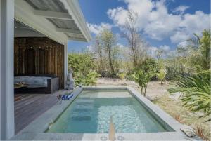 una piscina nel cortile di una casa di Cottage Saudade - Les Terres Basses a Les Terres Basses Altre 3 foto
