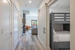 un corridoio con un letto a castello e un soggiorno di Suncadia Trailhead 2 Condo 108 a Cle Elum Altre 16 foto