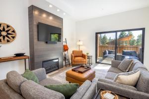 un soggiorno con divano e camino di Suncadia Trailhead 2 Condo 108 a Cle Elum