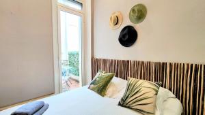 ein Schlafzimmer mit einem Bett und einer Uhr an der Wand in der Unterkunft KOSY Spa, Les Princes in Cannes