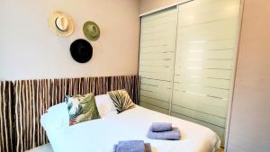sypialnia z łóżkiem i ręcznikami w obiekcie KOSY Spa, Les Princes w Cannes