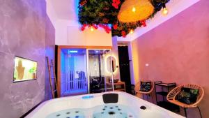 Telewizja i/lub zestaw kina domowego w obiekcie KOSY Spa, Les Princes