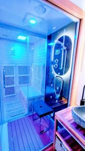 Telewizja i/lub zestaw kina domowego w obiekcie KOSY Spa, Les Princes