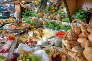 un buffet rempli de nombreux types de nourriture différents dans l'établissement Balance Hotel Leipzig Alte Messe, à Leipzig