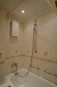y baño con ducha y bañera. en Apartment Scholl- Eutingen-Pforzheim, en Pforzheim