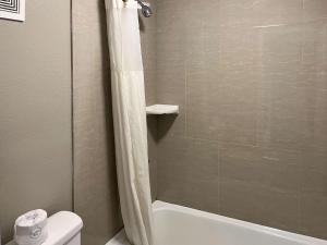 Ванная комната в Motel 6 Montgomery, AL - Eastern Blvd. +17 фотографий