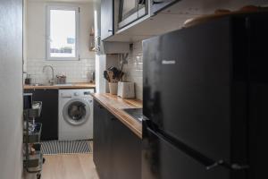 een keuken met een koelkast en een wasmachine bij Cozy 30 m love nest in Levallois-Perret in Levallois-Perret