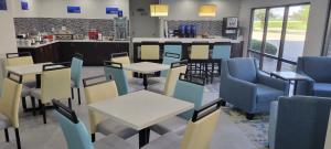 een restaurant met tafels en stoelen en een bar bij Best Western Heartland Inn in Mattoon