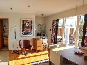 ein Wohnzimmer mit einem Tisch und einem Stuhl in der Unterkunft GP Apartment in Reykjavík