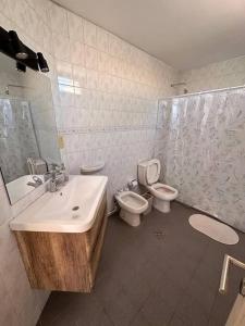 Ένα μπάνιο στο Casa con jardin excelente ubicación +19 φωτογραφίες