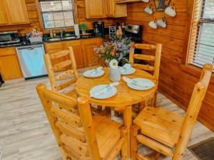 Ресторант или друго място за хранене в 20 percent off Spring Special! Romantic cozy cabin!