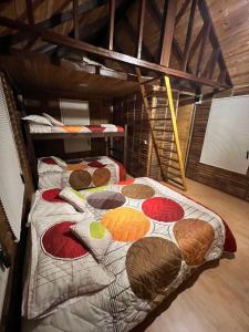 1 Schlafzimmer mit 2 Betten in einem Zimmer in der Unterkunft Hotel Campestre Cabañas de la Sierra Nevada de El Cocuy in Panqueba