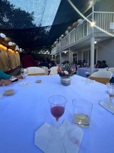 einen Tisch mit Weingläsern darüber in der Unterkunft Hotel Campestre Cabañas de la Sierra Nevada de El Cocuy in Panqueba