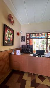 a waiting room with a cash counter in a restaurant at Hotel Margarita in Mérida