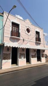 a building on the side of a street at Hotel Margarita in Mérida