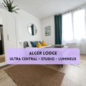 um quarto com uma cama roxa num quarto em Alger Lodge em Nantes