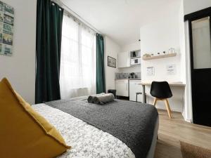 um quarto com uma cama com um bicho de peluche em Alger Lodge em Nantes