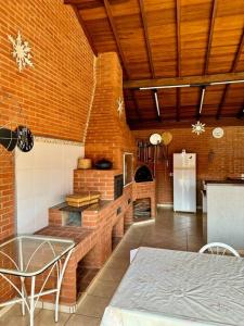 O bucătărie sau chicinetă la Casa de Veraneio com Piscina em São Pedro - SP