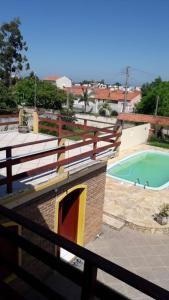 Výhled na bazén z ubytování Sobrado na Praia do Laranjal nebo okolí