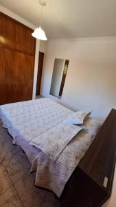 uma cama grande num quarto com em La casa de la Nona em San Rafael