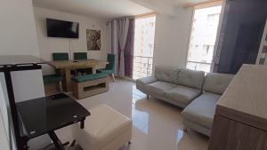 sala de estar con sofá y mesa en Bello Apto Zona Norte, Cerca al Malecon en Barranquilla