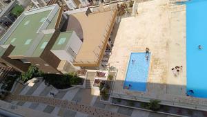 una vista aérea de una piscina en un edificio en Bello Apto Zona Norte, Cerca al Malecon en Barranquilla