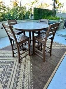 mesa de madera, 2 sillas, mesa y sillas en Nimitz Crossing Luxury Residences, en San Diego