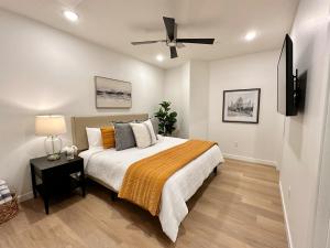 圣地亚哥Nimitz Crossing Luxury Residences的带床和吊扇的卧室