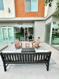Nimitz Crossing Luxury Residences的休息区