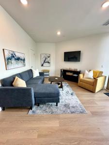 Nimitz Crossing Luxury Residences的休息区