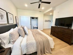 Nimitz Crossing Luxury Residences的电视和/或娱乐中心