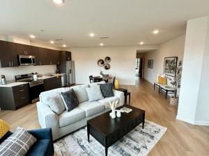 Nimitz Crossing Luxury Residences的厨房或小厨房