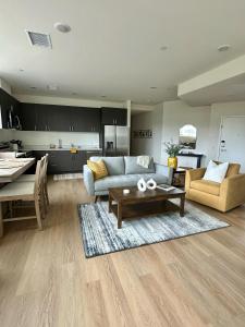 Nimitz Crossing Luxury Residences的休息区