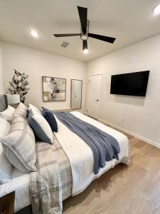 Nimitz Crossing Luxury Residences客房内的一张或多张床位
