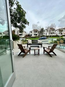Nimitz Crossing Luxury Residences的阳台或露台