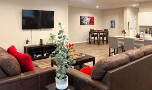 un salon avec deux canapés bruns et une cuisine dans l'établissement Super Clean Fast Wifi Comfortable Beds, à Lake Charles