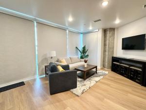Nimitz Crossing Luxury Residences的电视和/或娱乐中心