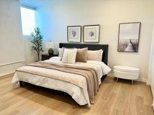 Nimitz Crossing Luxury Residences客房内的一张或多张床位