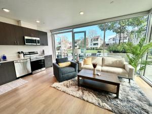 圣地亚哥Nimitz Crossing Luxury Residences的带沙发和桌子的客厅