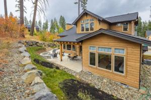 una casa in tronchi con patio e cortile sul retro di Suncadia 5 Bdrm Home with Secret Bunk Room and Hot Tub Fun for the Kids a Cle Elum