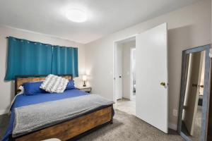 1 dormitorio con cama y cortina azul en Snohomish 1 Bed Apt - In Town Great, Central Loc, en Snohomish