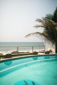 a swimming pool with a view of the ocean at Pacífico Cielo Eco Hotel in Atitancito