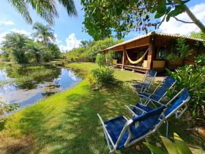 バーハ・グランデにあるWoodstock Bungalow - Barra Grande - condo frente praiaの家の前に座る椅子 +37枚の写真