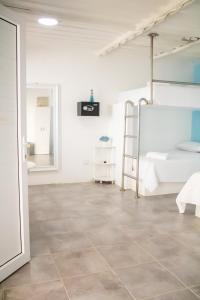 1 dormitorio con 1 cama y suelo de baldosa en Pacífico Cielo Eco Hotel, en Atitancito