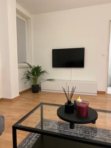 sala de estar con mesa y TV en la pared en Schöne 2 Zimmer Wohnung in Lübeck en Lübeck